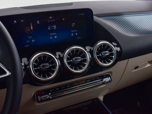 Used 2026 Mercedes-Benz GLA 250 4MATIC image 15