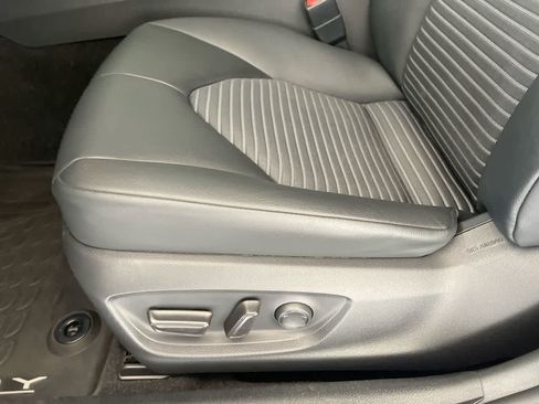 Certified 2019 Toyota Camry SE FWD image 12