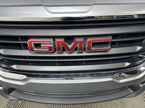 Used 2023 GMC Terrain SLE w/ Driver Convenience Package image 9