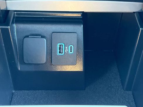Used 2024 Ford Explorer XLT w/ Equipment Group 202A AWD/4WD image 31