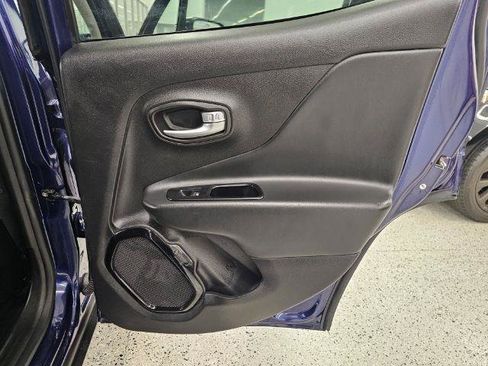 Used 2018 Jeep Renegade Altitude FWD image 31