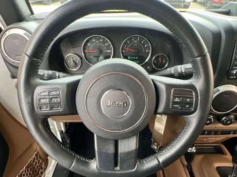 Used 2017 Jeep Wrangler Unlimited Sahara w/ Connectivity Group image 22