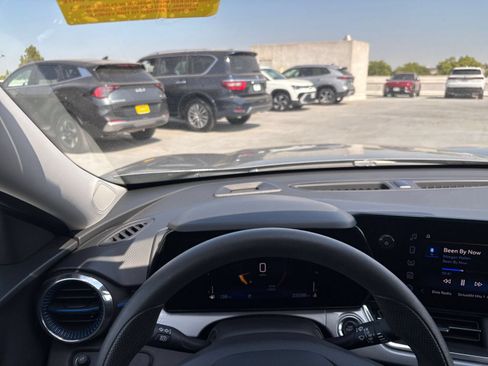 Used 2025 Chevrolet Trax LT FWD image 33