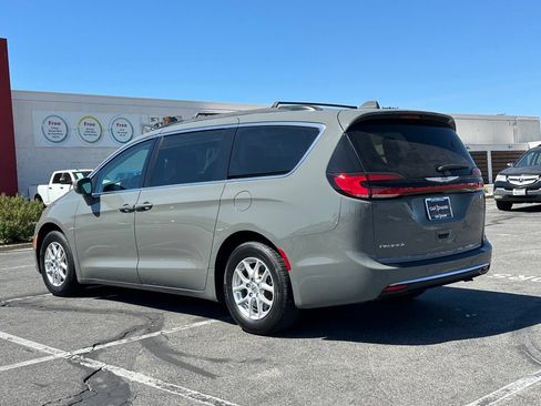 Used 2022 Chrysler Pacifica Touring-L FWD image 5