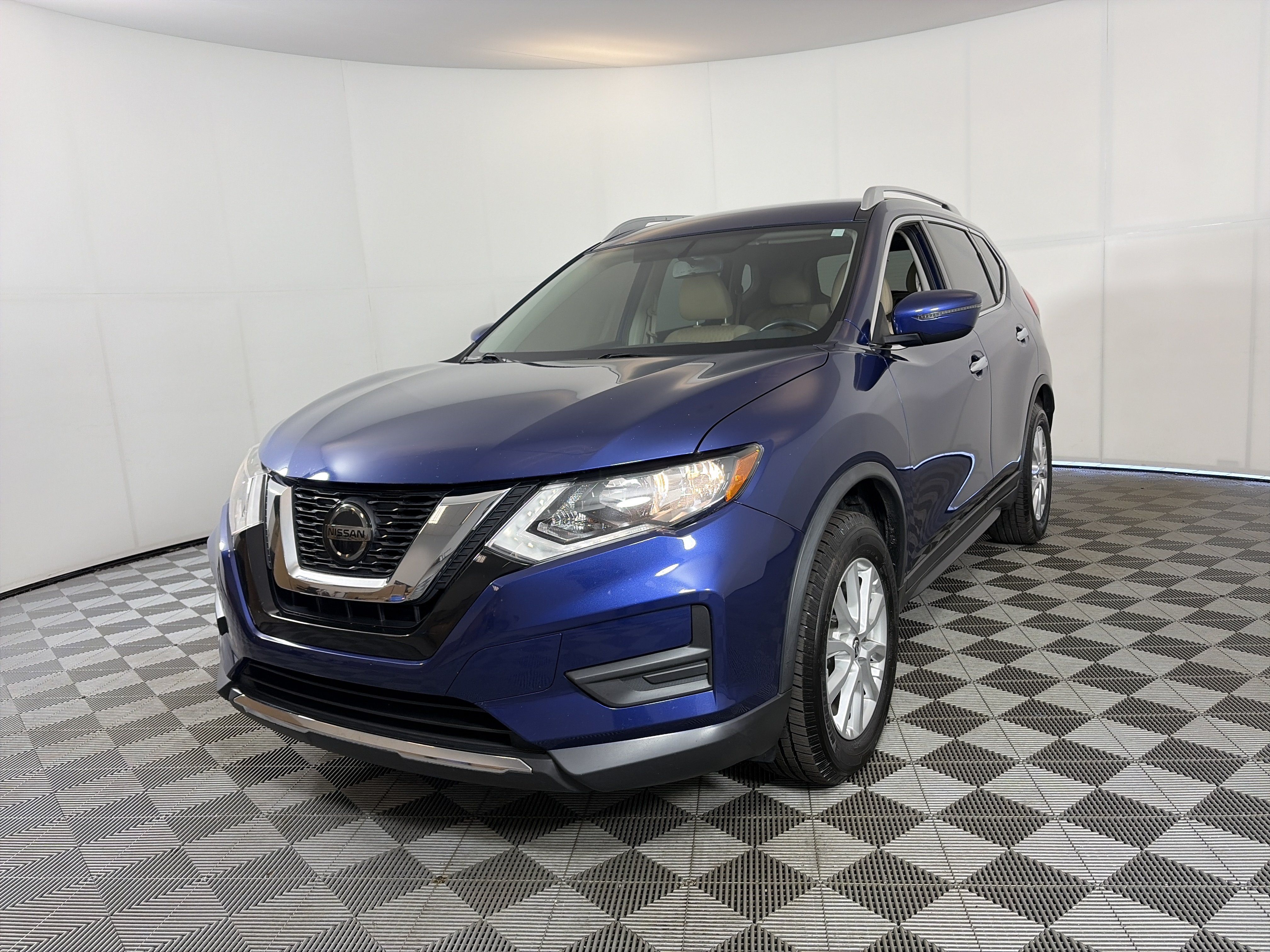 Used 2018 Nissan Rogue SV FWD image 2