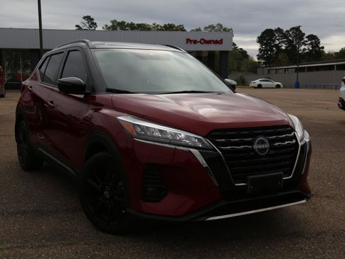 Used 2023 Nissan Kicks SR w/ SR Premium Package image 2