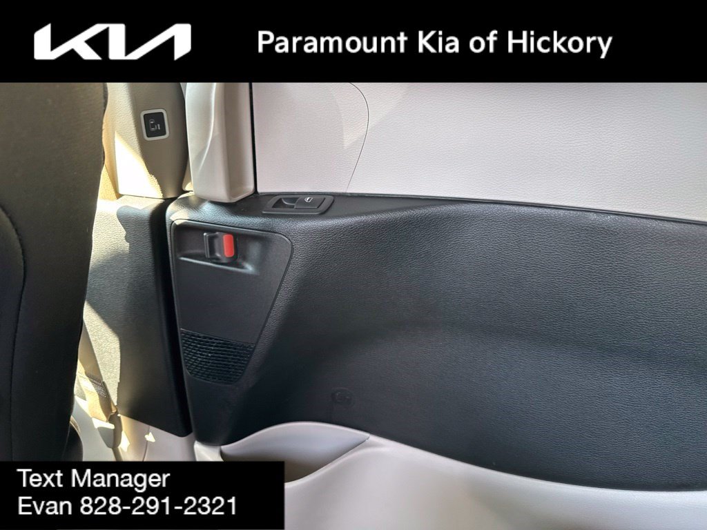 Used 2023 Chrysler Voyager LX FWD image 14