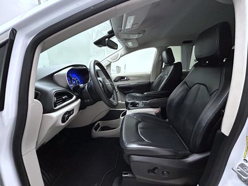 Used 2022 Chrysler Pacifica Touring-L FWD image 10