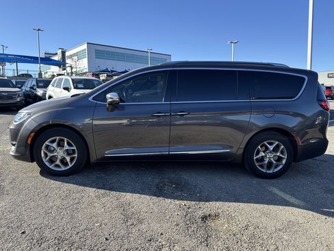 Used 2017 Chrysler Pacifica Limited w/ Advanced Safetytec Group image 6