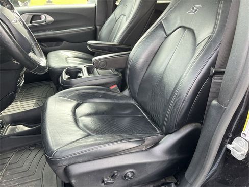 Used 2020 Chrysler Pacifica Touring-L image 20