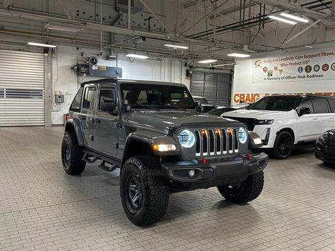 Used 2018 Jeep Wrangler Unlimited Sahara image 2