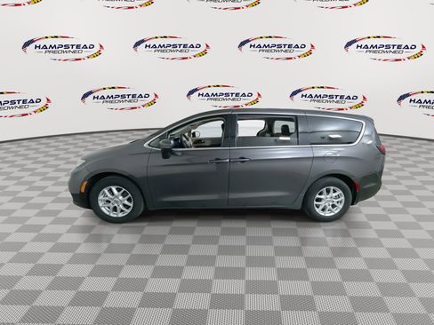 Used 2023 Chrysler Pacifica Touring-L FWD image 5