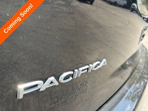 Used 2024 Chrysler Pacifica Touring FWD image 8