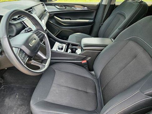 Used 2023 Jeep Grand Cherokee Laredo AWD/4WD image 10