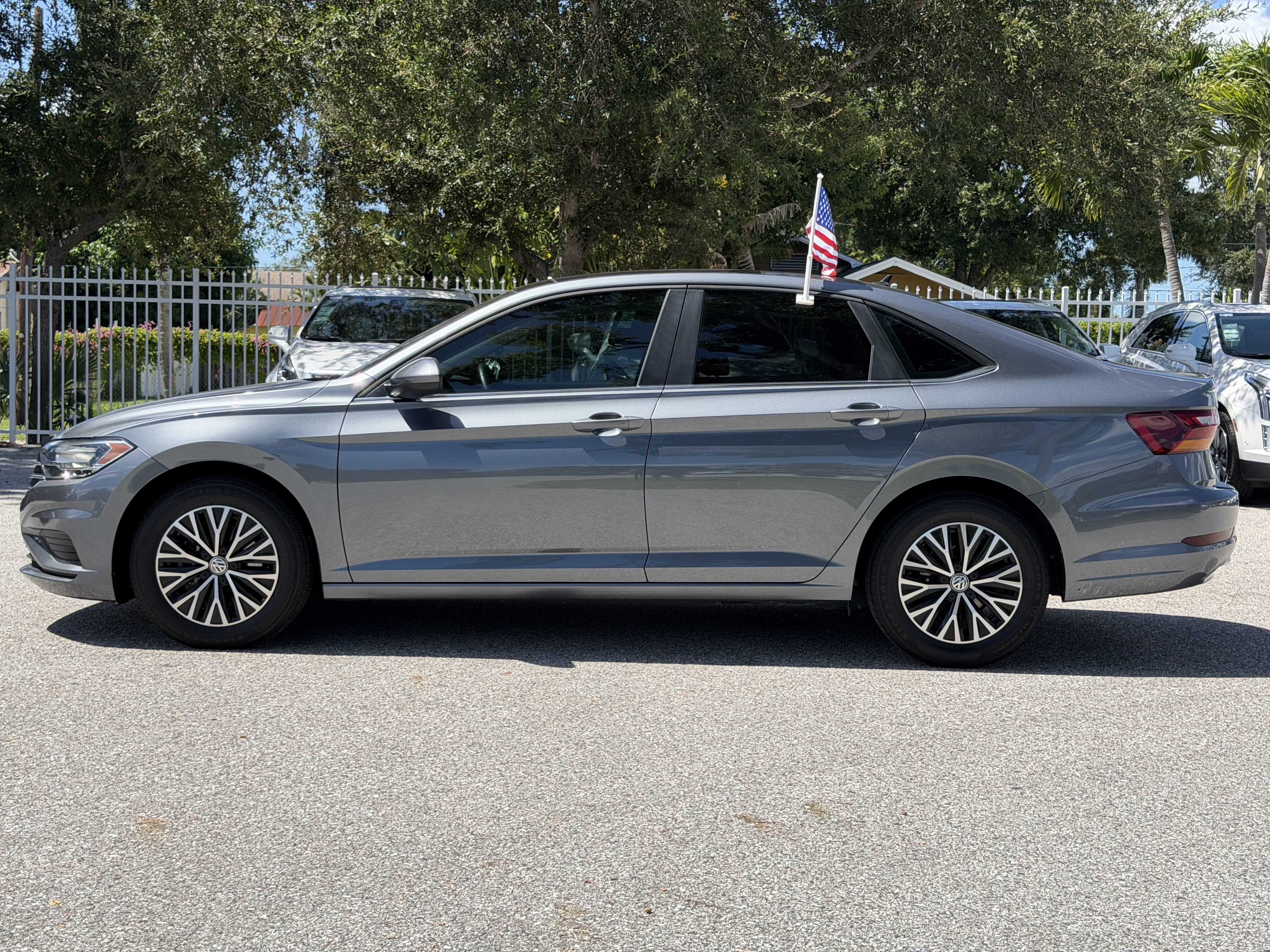 Used 2019 Volkswagen Jetta SE w/ Cold Weather Package FWD image 4