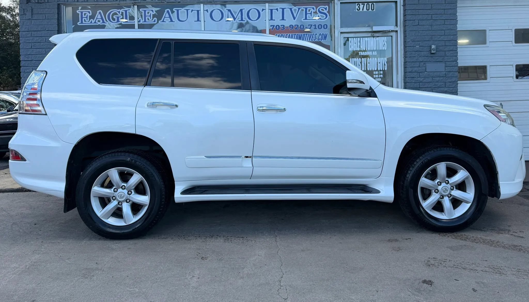 Used 2016 Lexus GX 460 w/ Navigation Package AWD/4WD image 2