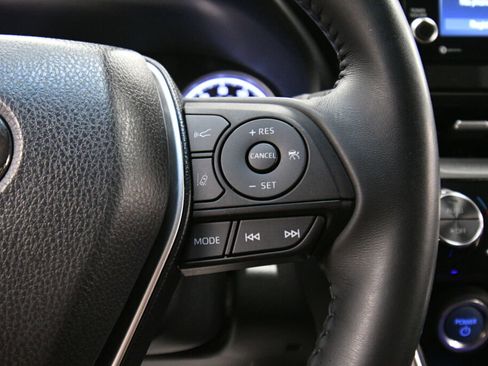 Used 2022 Toyota Venza LE image 18