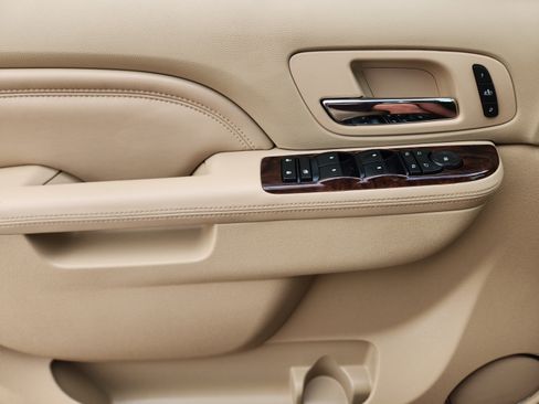 Used 2014 Cadillac Escalade Premium AWD/4WD image 17