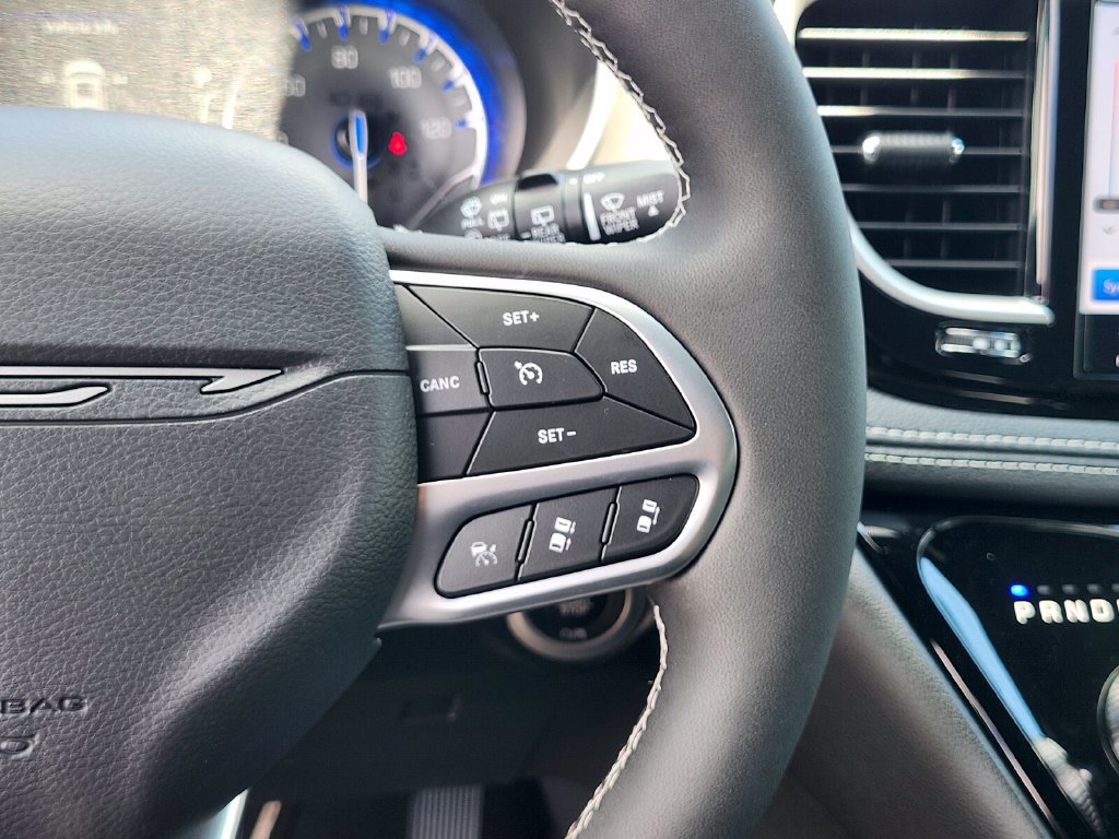 New 2027 Chrysler Pacifica Select AWD/4WD image 32