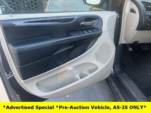 Used 2015 Chrysler Town & Country Touring image 42