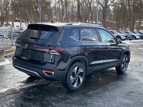 New 2026 Volkswagen Taos SE image 5