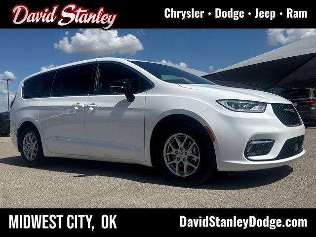 Used 2025 Chrysler Pacifica Select FWD image 1