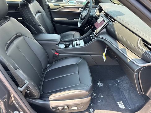 New 2025 Jeep Grand Cherokee Limited w/ Black Appearance Package image 17