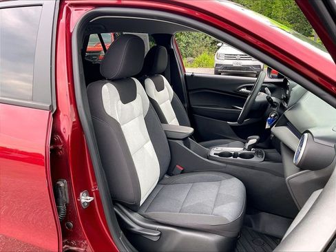 Used 2024 Chevrolet Trax LS w/ LS Convenience Package FWD image 10