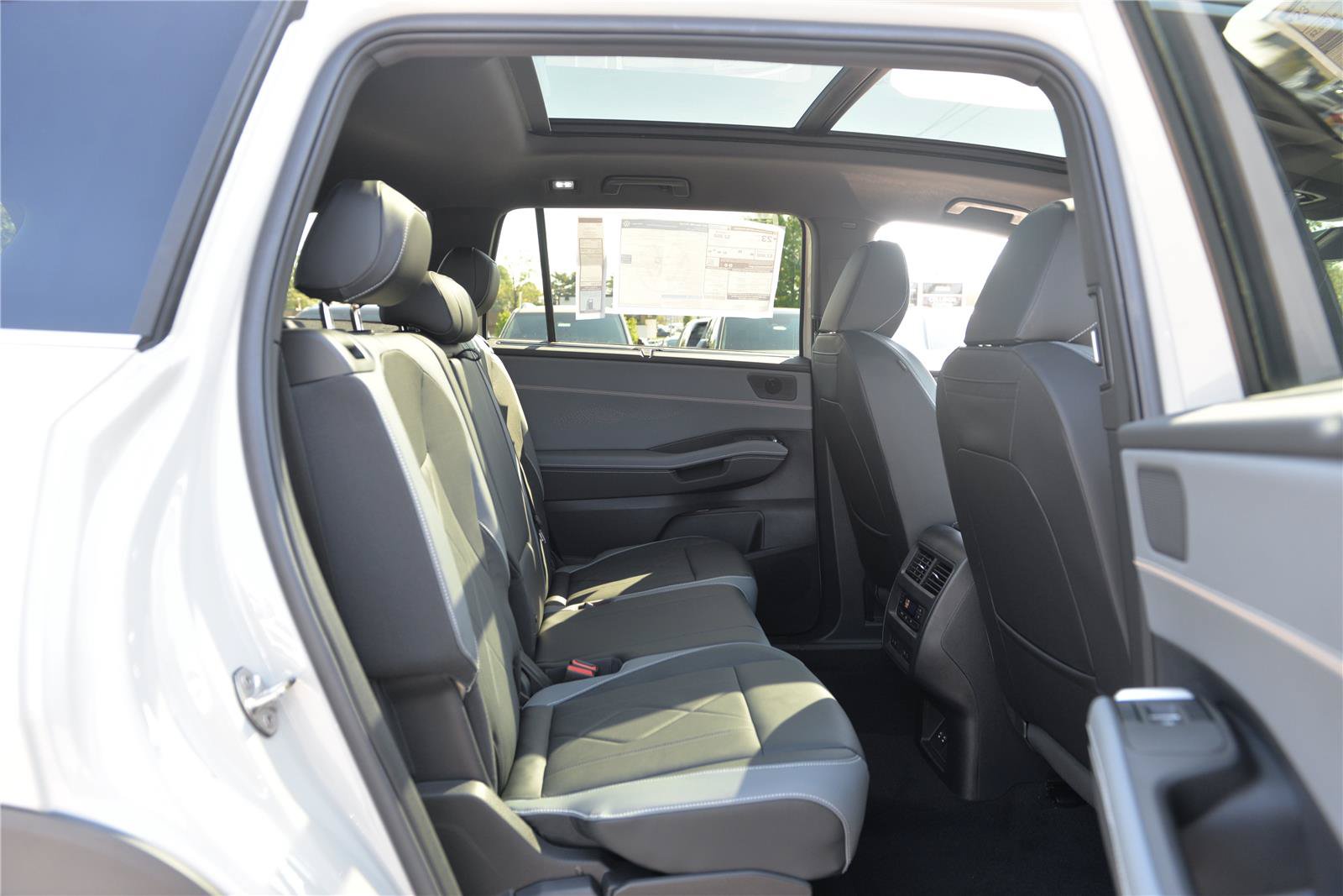 New 2027 Volkswagen Atlas SEL R-Line AWD/4WD image 18