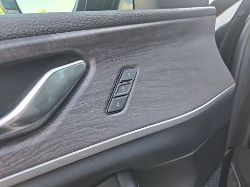 New 2025 Jeep Grand Cherokee L Limited w/ Luxury Tech Group II image 32