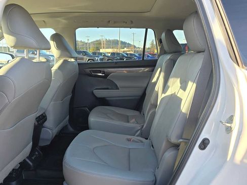 Used 2023 Toyota Highlander Platinum image 16