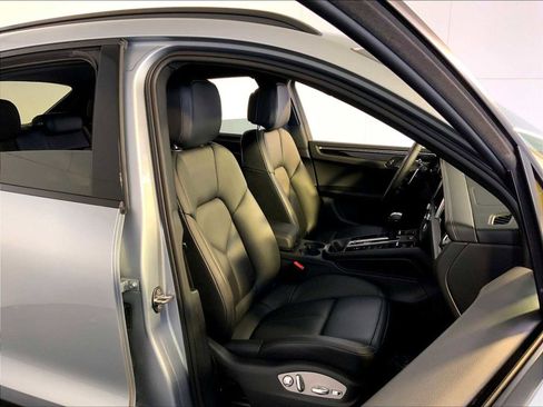 Certified 2026 Porsche Macan image 18