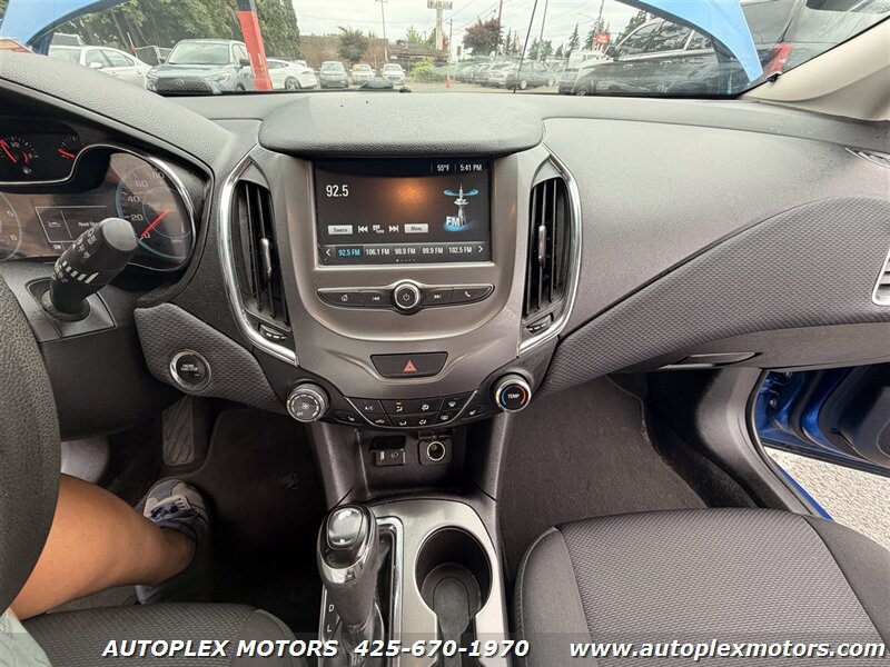 Used 2018 Chevrolet Cruze LT FWD image 11
