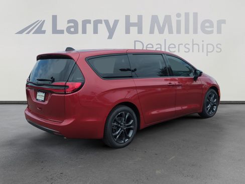 New 2026 Chrysler Pacifica Select FWD image 5