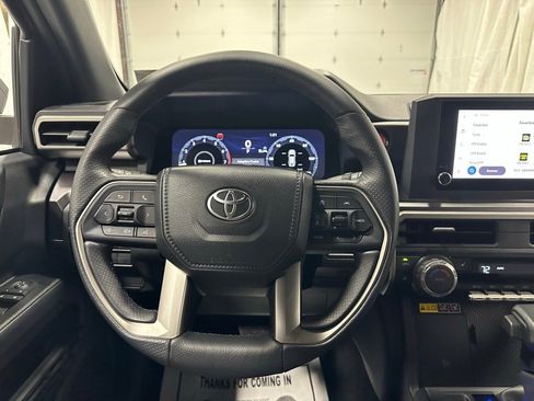 Used 2025 Toyota 4Runner TRD Off-Road image 18