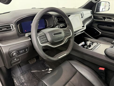 Used 2023 Jeep Wagoneer Series II w/ HD Trailer Tow Package image 18