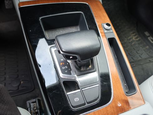 Used 2022 Audi Q5 2.0T Premium w/ Convenience Package image 27