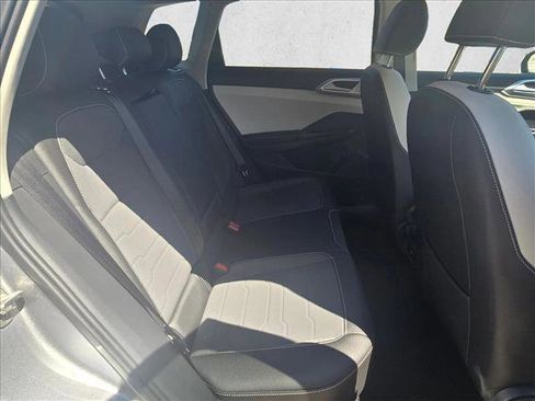 Used 2025 Volkswagen Taos SE image 17