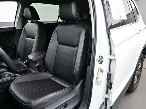 Used 2022 Volkswagen Tiguan SE w/ Panoramic Sunroof Package AWD/4WD image 12