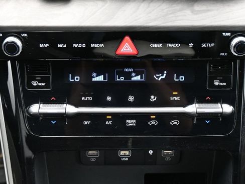 Used 2024 Kia Carnival EX FWD image 17