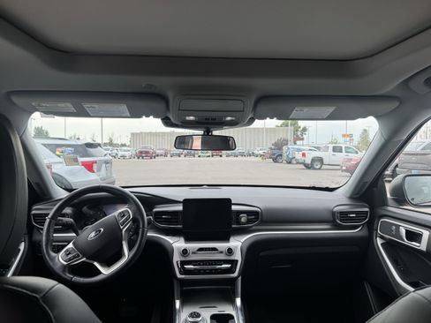 Used 2022 Ford Explorer XLT w/ Equipment Group 202A AWD/4WD image 6