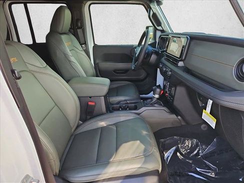 Used 2025 Jeep Gladiator Mojave AWD/4WD image 27