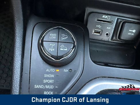Used 2018 Jeep Cherokee Trailhawk w/ Comfort/Convenience Group AWD/4WD image 29