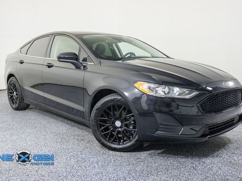 Used 2020 Ford Fusion SE FWD image 1