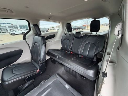 Used 2023 Chrysler Pacifica Touring-L image 19