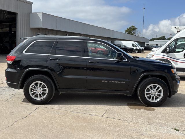 Used 2018 Jeep Grand Cherokee Laredo AWD/4WD image 2