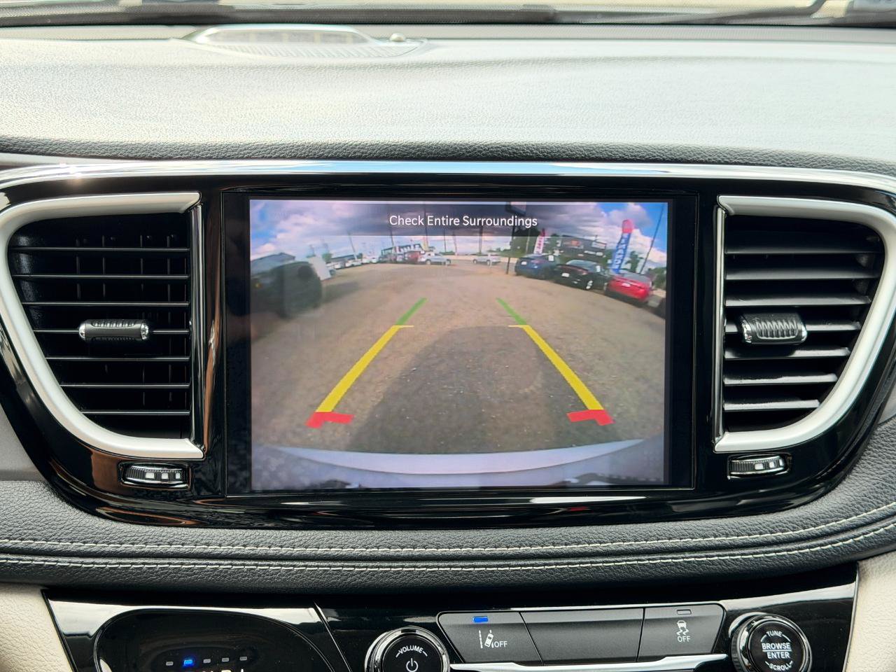 Used 2022 Chrysler Pacifica Touring-L FWD image 22