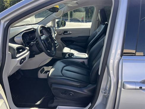 Used 2024 Chrysler Pacifica Touring-L image 24