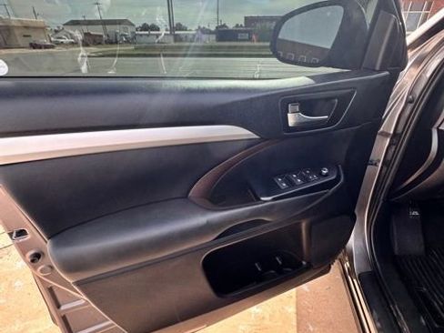 Used 2019 Toyota Highlander XLE image 19