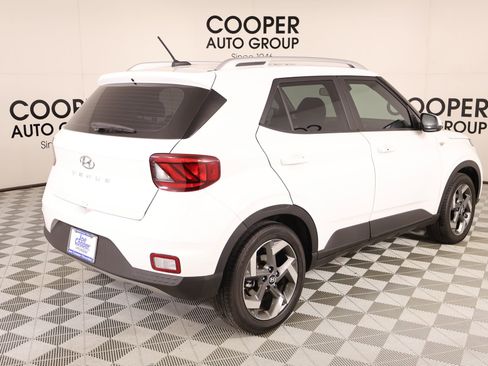 Used 2025 Hyundai Venue SEL FWD image 20